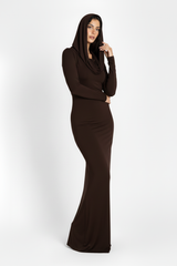 Three-quarter high-end pose