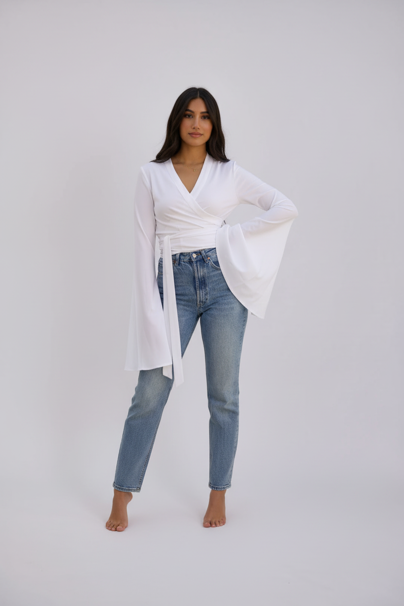 Front view - Katerina blouse with high-waisted jeans