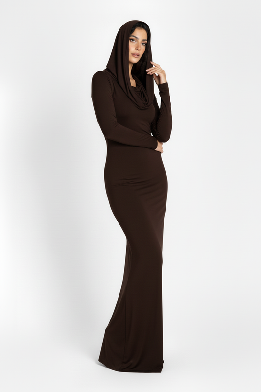 Three-quarter high-end pose